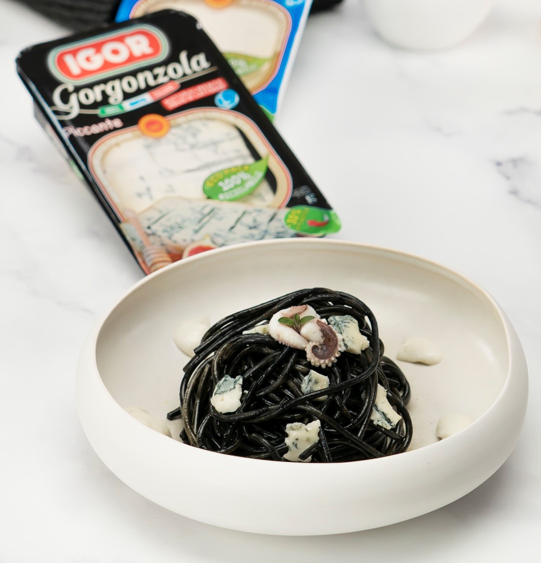 SPAGHETTI AL NERO DI SEPPIA CON GORGONZOLA DOLCE E PICCANTE